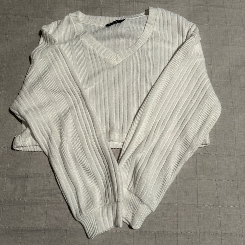 White V necked cropped sweater